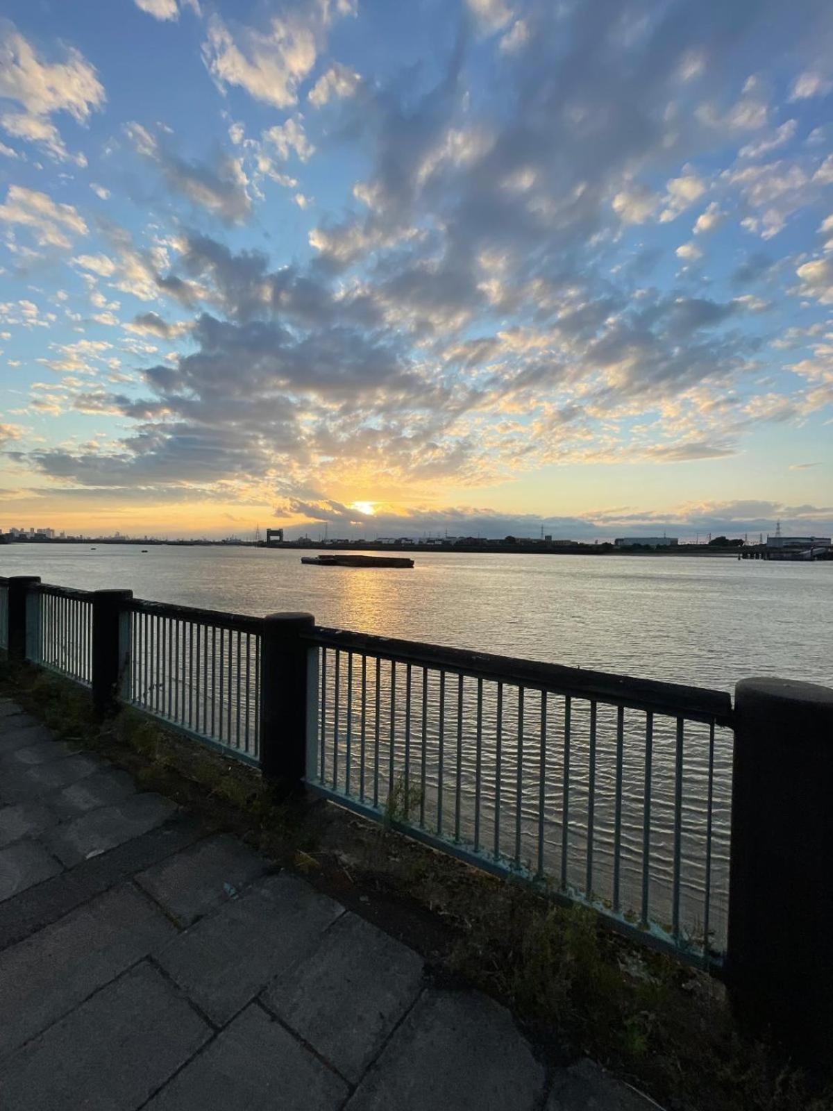 Fantastic Studio, Private Bathroom And Mini Kitchen. Thamesmead  Ngoại thất bức ảnh