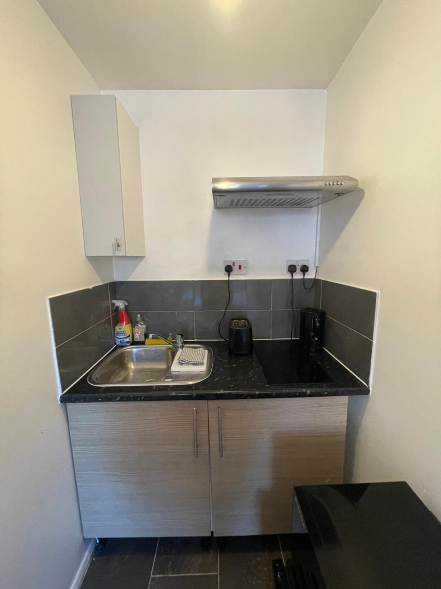 Fantastic Studio, Private Bathroom And Mini Kitchen. Thamesmead  Ngoại thất bức ảnh